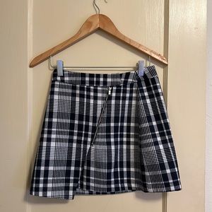 Vintage checked wool short skirt. Like new. Length- 15”. size 2